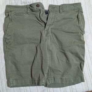 American Eagle Men’s Olive Green Extreme Flex Casual Shorts – Size 32